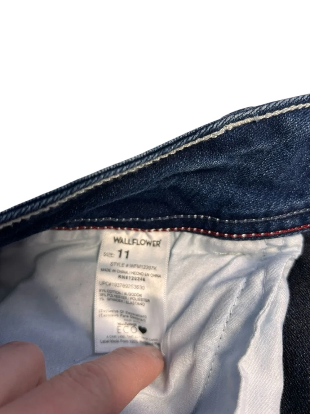 Wallflower Women's Flirty Curvy High Rise Cropped Skinny Jeans with Faded Detail - Picture 3 of 4